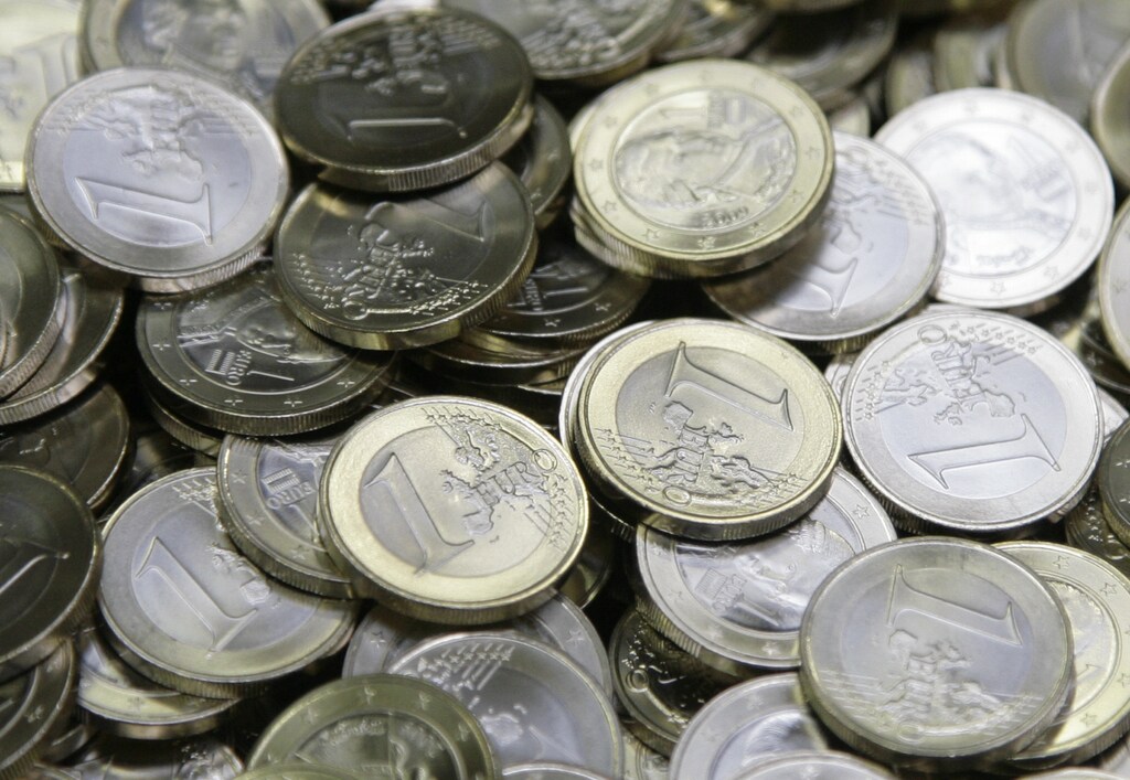 One Euro coins are pictured after being minted at the Austrian national mint in Vienna April 8, 2009. REUTERS/Leonhard Foeger (AUSTRIA BUSINESS) - BM2E54811HZ01