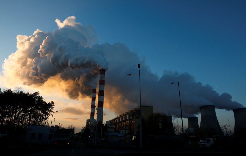 Smoke and steam billows from Belchatow Power Station, Europe's largest coal-fired power plant operated by PGE Group, near Belchatow, Poland November 28, 2018. Picture taken November 28, 2018. REUTERS/Kacper Pempel - RC18FB461000