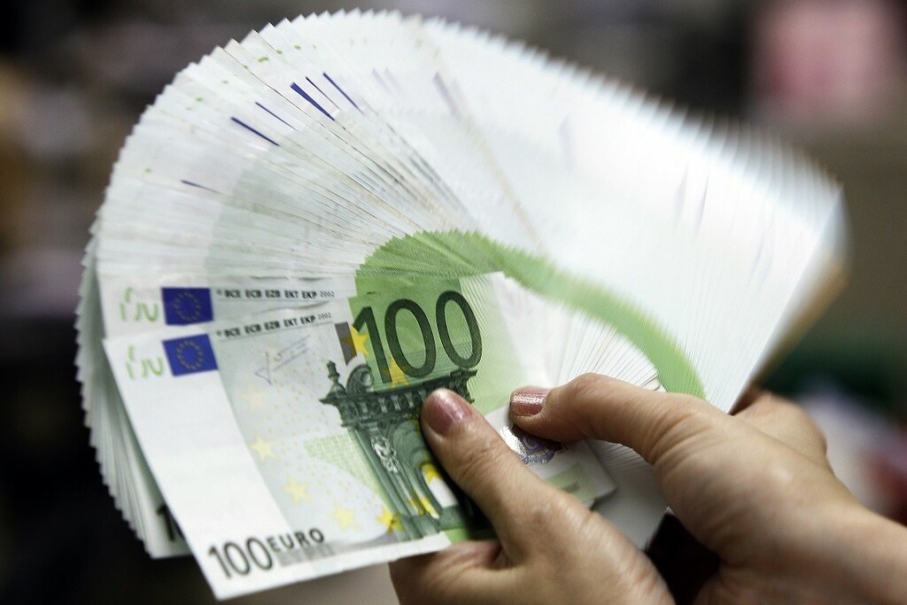 An employee counts Euro notes at the Bank of Taiwan head office in Taipei May 10, 2010. Global policymakers unleashed an emergency rescue package worth about $1 trillion to stabilise world financial markets and prevent the Greek debt crisis from destroying the euro currency. REUTERS/Pichi Chuang (TAIWAN - Tags: BUSINESS) - RTR2DOS9