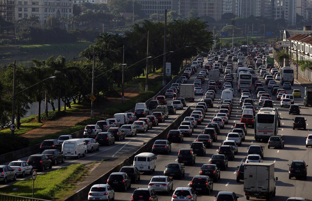 Vehicles are seen in a traffic jam during rush hour in Sao Paulo April 7, 2011. Automobile production in Brazil, Latin America's largest economy, probably rose again March as manufacturers look to keep up with surging demand. Sales of new cars and light trucks have been soaring in Brazil over the past year, benefiting from a red-hot economy and a credit boom that is allowing many Brazilians to buy cars for the first time. Sao Paulo has more than 7 million vehicles and an average of 650 new ones on the road every day, according to figures from the state transport authority Detran. REUTERS/Nacho Doce (BRAZIL - Tags: TRANSPORT BUSINESS) - GM1E748060O01