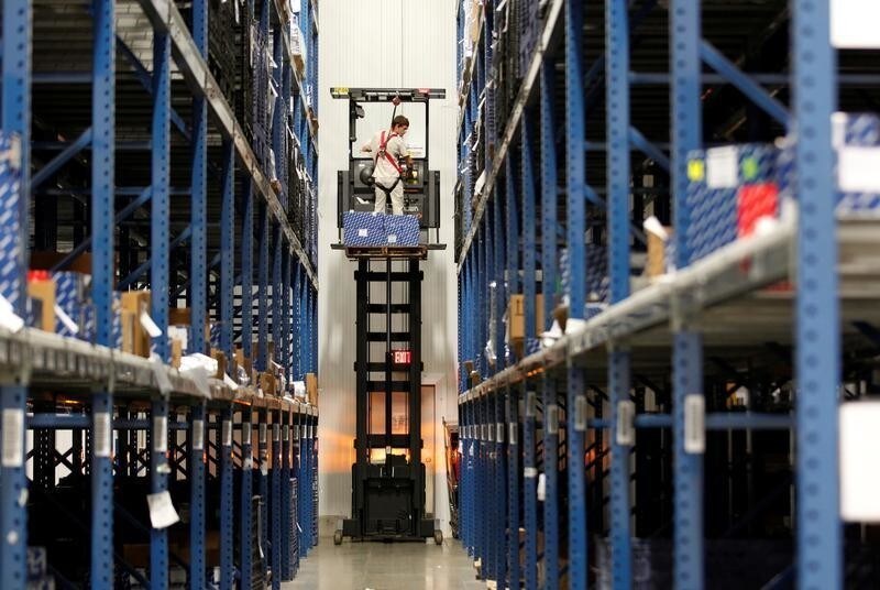 United Parcel Service employees pulls and loads medical packages at the UPS Supply Chain campus in Louisville, Kentucky, August 15, 2016. REUTERS/John Sommers II - RC1C8933F8B0