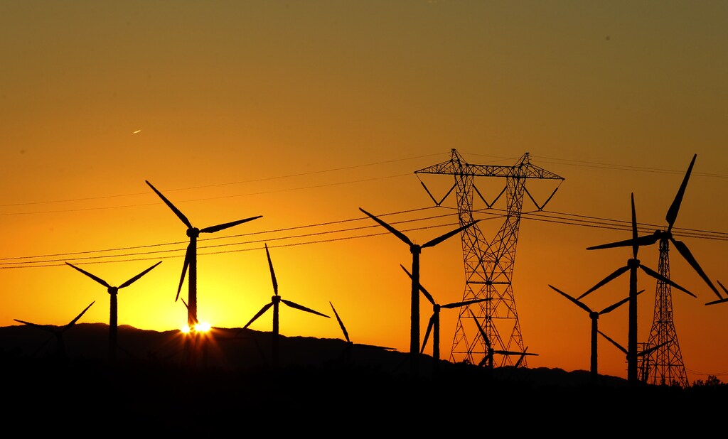 The sun rises behind windmills at a wind farm in Palm Springs, California, February 9, 2011. REUTERS/Lucy Nicholson (UNITED STATES - Tags: ENERGY ENVIRONMENT BUSINESS) - RTXXNCW