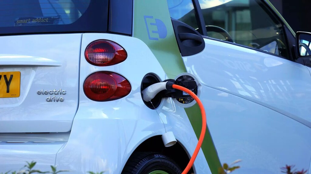 Las ventas de vehículos eléctricos están en auge, pero falta información sobre el impacto medioambiental de sus baterías.