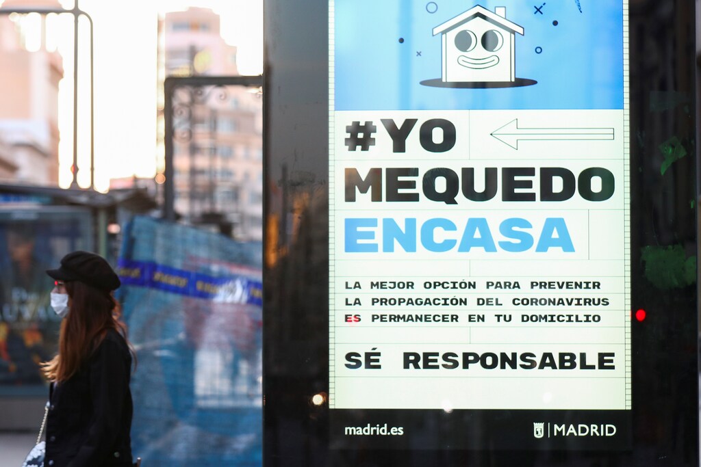 Un anuncio, aconsejando a la gente que sea responsable y se quede en casa, se muestra en la avenida Gran Vía debido al brote de coronavirus en el centro de Madrid, España, el 13 de marzo de 2020.