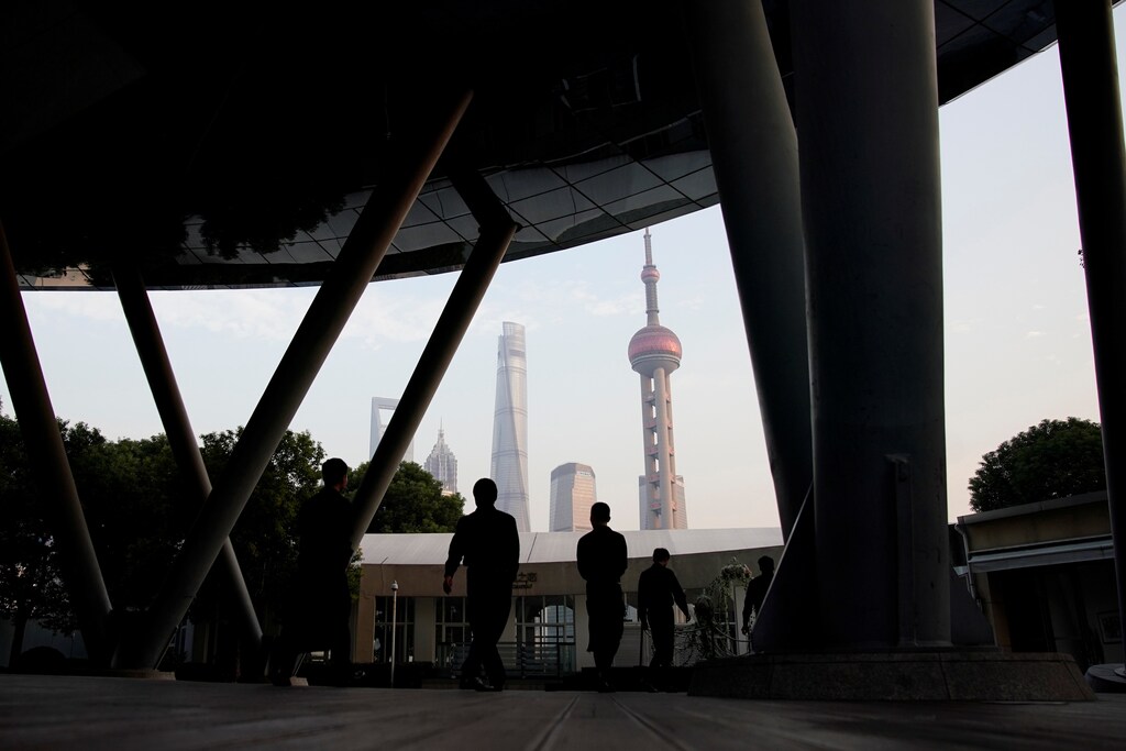 People walk along near the financial district of Pudong in Shanghai, China November 2, 2017. REUTERS/Aly Song - RC1AAA10B7A0