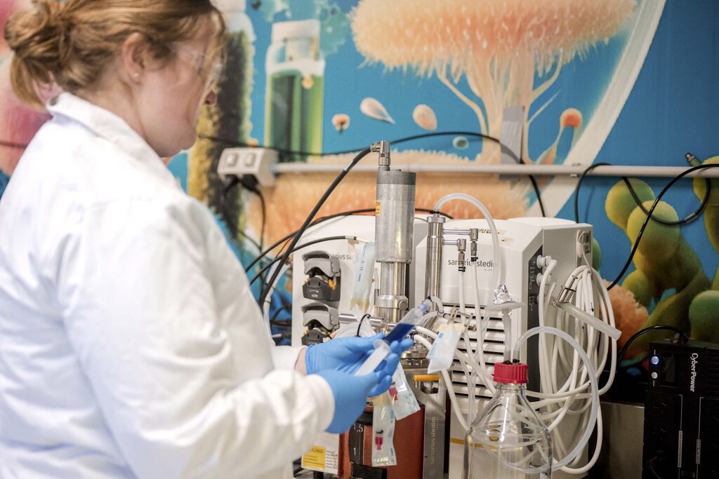 Una bioquímica trabajando, que ilustra el potencial de la revolución bioindustrial.