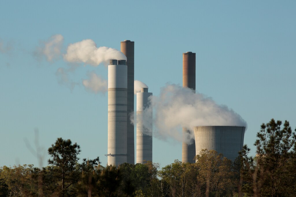 The Robert W Scherer Power Plant, a coal-fired electricity plant operated by Georgia Power, a subsidiary of the Southern Company, in Juliette, Georgia, U.S. April 1, 2017. Picture taken April 1, 2017. REUTERS/Chris Aluka Berry To match Analysis USA-TRUMP/CLIMATE-POWER - RC17C3DE3A00