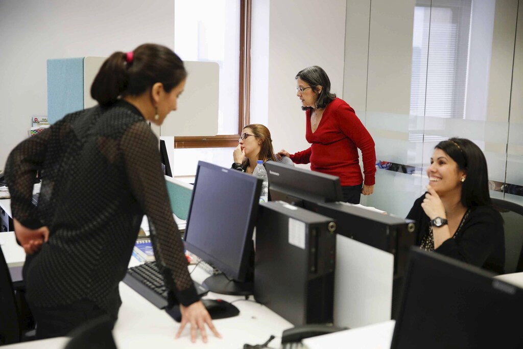 Employees of multinational headhunter Korn/Ferry work at the headquarters office of the company in Caracas August 3, 2015. Headhunters across Latin America are tapping Venezuela for low-cost professionals as a deepening economic crisis has left many skilled workers earning less money than taxi drivers and waiters. Highly-trained Venezuelans are seeking to escape a decaying socialist economy in which they often have to work second jobs and spend hours in line to buy basic goods such as milk or diapers. Picture taken on August 3, 2015. REUTERS/Carlos Garcia Rawlins - RTX1N6MC