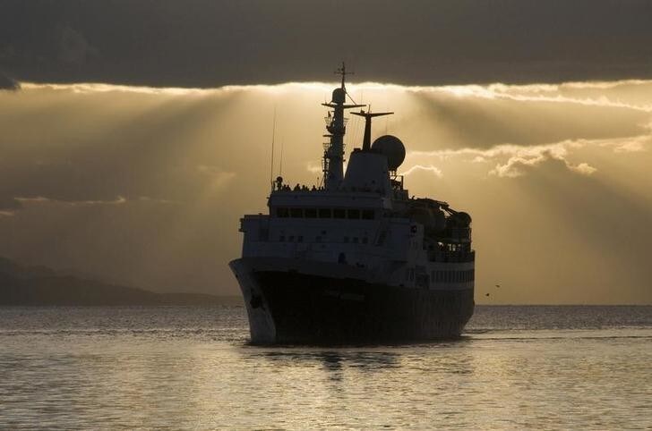 The "Clipper Adventurer" ship carrying passengers rescued from the Bahamas-flagged cruiser "Ocean Nova" arrives in the docks of Ushuaia, the southernmost city in Argentina, February 22, 2009. Seventy-four tourists on a cruise ship that ran aground in icy Antarctic waters were evacuated last Wednesday and the vessel dislodged. REUTERS/Facundo Santana (ARGENTINA)