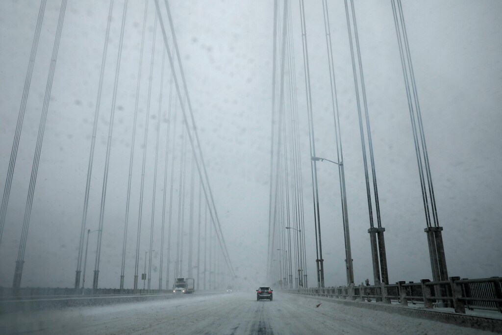 A car travels across the George Washington Bridge from New Jersey towards New York City in heavy falling snow in New York, U.S. February 9, 2017. REUTERS/Mike Segar - RTX30BAI