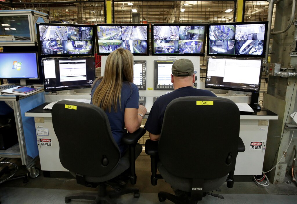 Operators of a Spar Assembly Line (SAL) machine are pictured at Boeing's 737 production facility in Renton, Washington, U.S., February 13, 2017. Picture taken February 13, 2017. REUTERS/Jason Redmond - RC1A7D07CB00