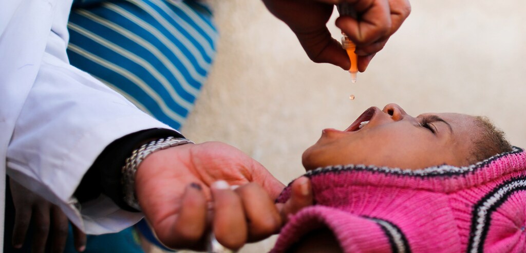 A boy receives polio vaccination drops during a house-to-house vaccination campaign in Sanaa, Yemen February 20, 2017. REUTERS/Khaled Abdullah - RC1FC562E780