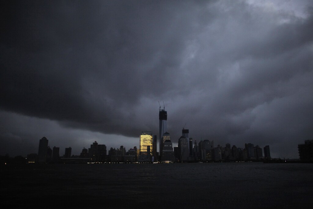 The skyline of lower Manhattan, as seen from Exchange Place, is mostly in darkness except for the Goldman Sachs building after a preventive power outage caused by giant storm Sandy, in New York October 30, 2012. Millions of people in the eastern United States awoke on Tuesday to flooded homes, fallen trees and widespread power outages caused by Sandy, which swamped New York City's subway system and submerged streets in Manhattan's financial district. More than two-thirds of the U.S. East Coast's refining capacity was shut down and fuel pipelines idled due to Hurricane Sandy. Early assessments show the region's biggest plants may have escaped without major damage. REUTERS/Eduardo Munoz (UNITED STATES - Tags: ENVIRONMENT DISASTER ENERGY CITYSPACE TPX IMAGES OF THE DAY) FOR BEST QUALITY IMAGE ALSO SEE: GM1E8BU19QD01. FOR EDITORIAL USE ONLY. NO COMMERCIAL SALES WORLDWIDE UNTIL JANUARY 7, 2018. FOR MORE INFORMATION, PLEASE CONTACT YOUR CONTACT YOUR LOCAL SALES REPRESENTATIVE. - GM1E8AU1K3201
