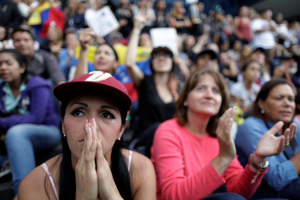 A woman cries during a rally where opposition supporters pay tribute to victims of violence in protests against Venezuelan President Nicolas Maduro's government, in Caracas, Venezuela July 31, 2017. REUTERS/Ueslei Marcelino - RTS19WWP