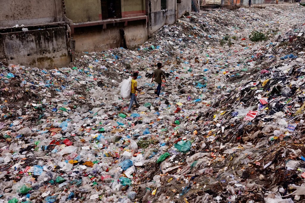 Contaminación por plásticos en Dhaka, Bangladesh