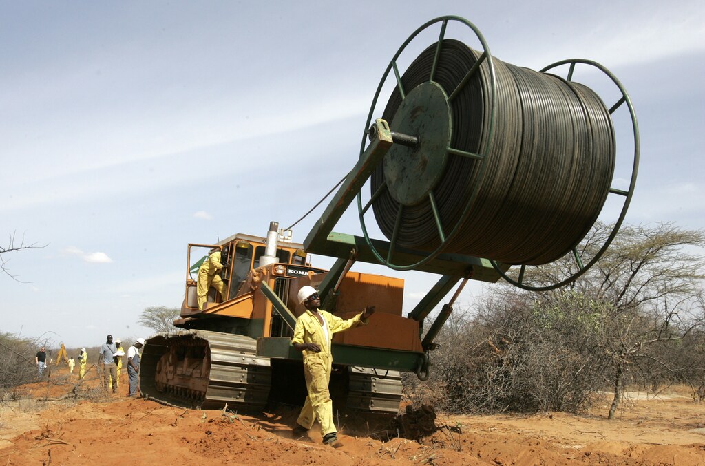 Kenyan engineers lay fibre optic cables.