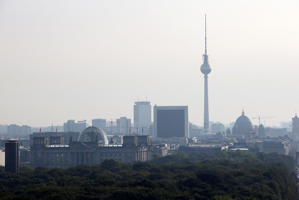 A general view shows the Reichstags building, Berlin cathedral and the television tower in Berlin, Germany, September 25, 2016. REUTERS/Fabrizio Bensch - RTSQ8HE