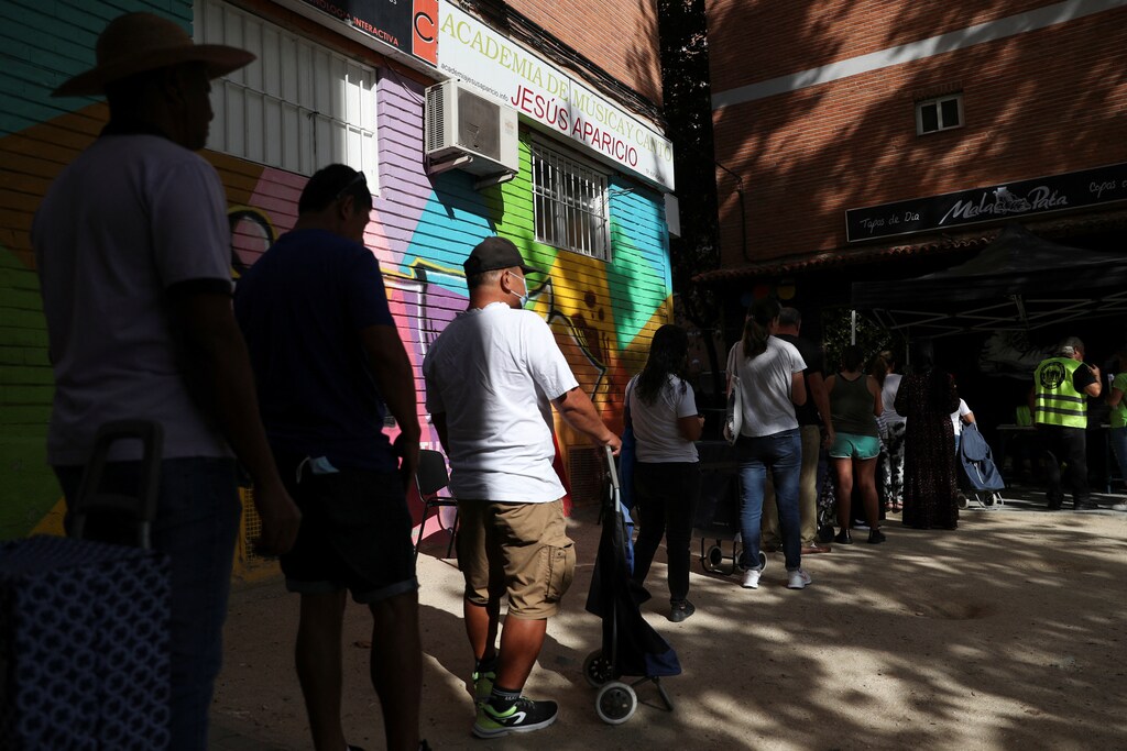 People await their turn at the Aluche Mutual Support Network where hundreds queue every Saturday to receive basic food necessities amidst soaring inflation and consumer price hikes, in the Aluche neighbourhood in Madrid, Spain, September 24, 2022. REUTERS/Violeta Santos Moura