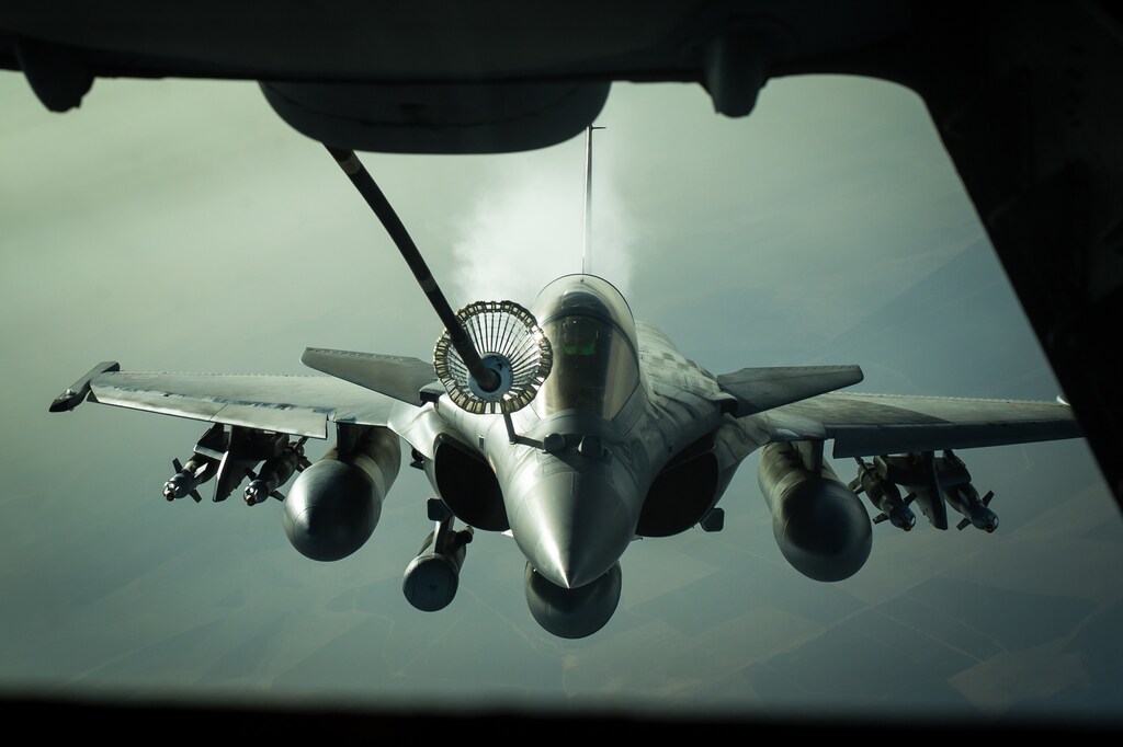 A French Dassault Rafale jet receives fuel from a U.S. Air Force KC-10 tanker aircraft near Iraq October 26, 2016. U.S. Air Force/Senior Airman Tyler Woodward/Handout via REUTERS ATTENTION EDITORS - THIS IMAGE WAS PROVIDED BY A THIRD PARTY. FOR EDITORIAL USE ONLY - RTX2QQ8C