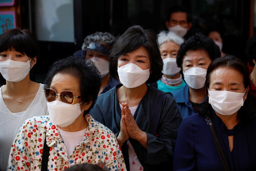 Buddhist believers attend a ceremony celebrating the anniversary of the birth of Buddha at a Jogye temple amid the coronavirus disease (COVID-19) outbreak in Seoul, South Korea, May 30, 2020. REUTERS/Kim Hong-Ji - RC2PYG9NMTUT