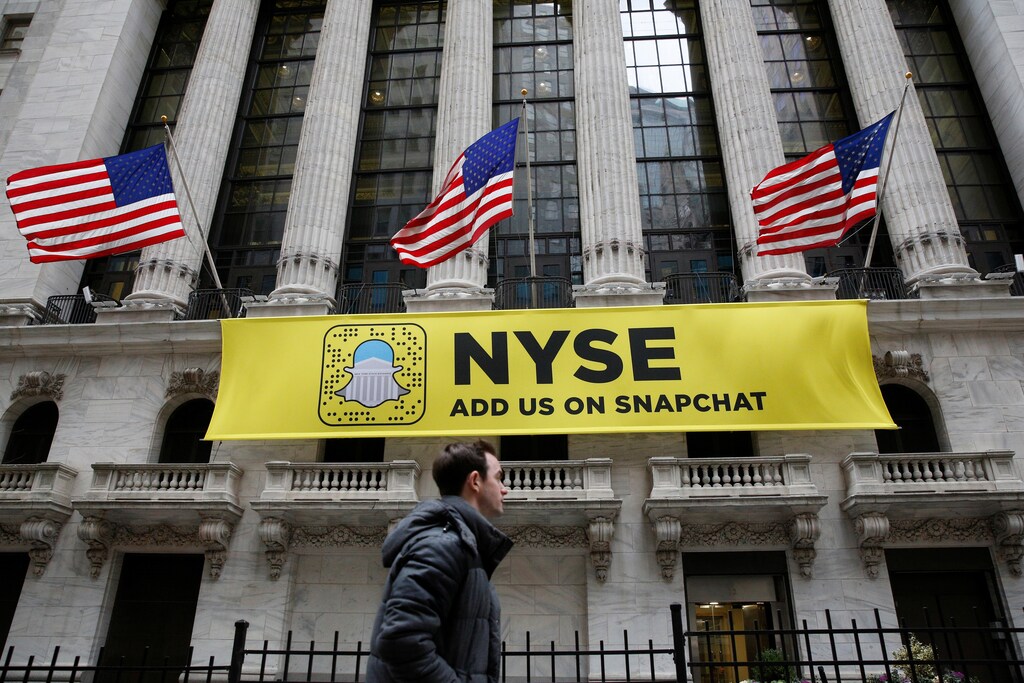 A Snapchat sign hangs on the facade of the New York Stock Exchange (NYSE) in New York City, U.S., January 23, 2017. REUTERS/Brendan McDermid - RTSX0N2
