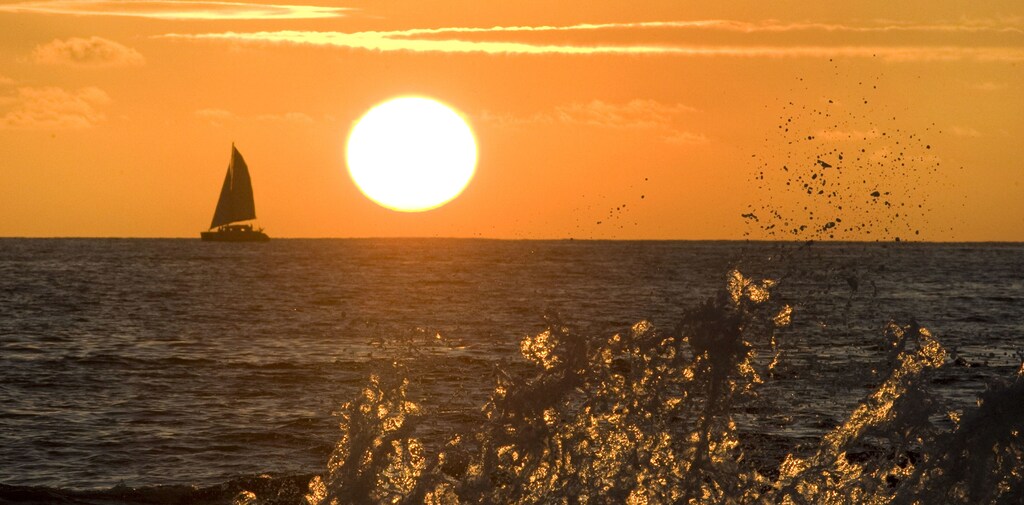 Waves crash into a wall as the sun sets on Waikiki Beach in Honolulu, Hawaii, January 2, 2010. REUTERS/Larry Downing (UNITED STATES - Tags: SOCIETY TRAVEL) FOR BEST QUALITY IMAGE SEE : GM1E64B1I8N01 - RTR28HWH