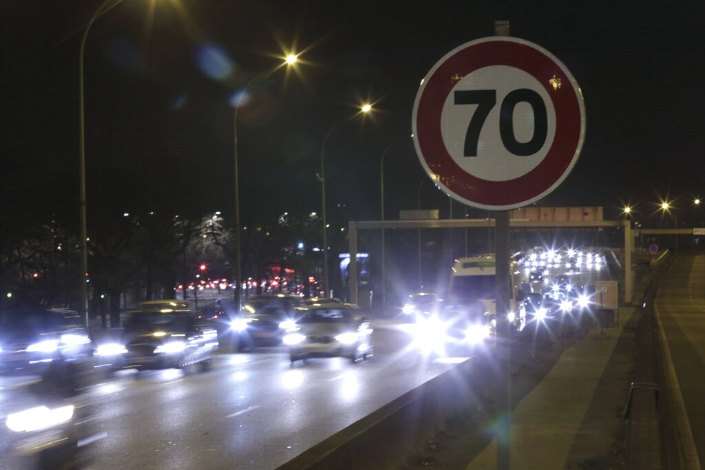 A new road sign warning drivers of new speed restrictions is seen on the Paris ring road, January 7, 2014. On the Paris ring road, the "peripherique", the speed limit will be reduced from 80km to 70 km per hour as part of new green measures to reduce air pollution in the French capital. It will start on January 10, 2014. REUTERS/Philippe Wojazer (FRANCE - Tags: TRANSPORT ENVIRONMENT) - GM1EA180M1501