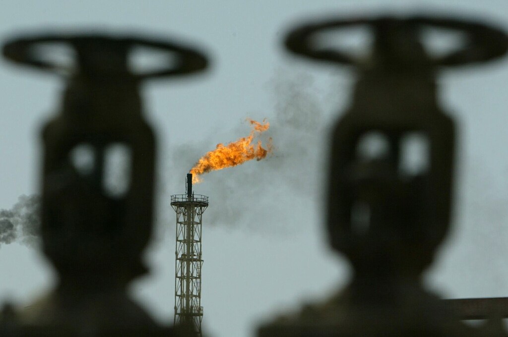 A tower at the Basra South oil refinery in the southern Iraq city of Basra flares as it cooks off excess natural gas, May 20, 2004. Oil prices rose on Thursday, closing the gap to this week's 21-year peak, after data on the health of U.S. fuel stocks failed to stem worries of a possible gasoline supply crunch during peak summer holiday demand. NTRES REUTERS/Zohra Bensemra CLH/DL - RTRJZNM