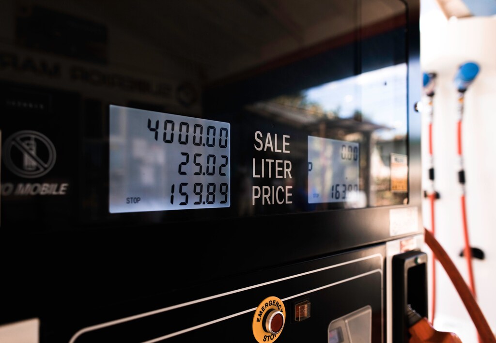 Black petrol gauge, with price at the pump.
