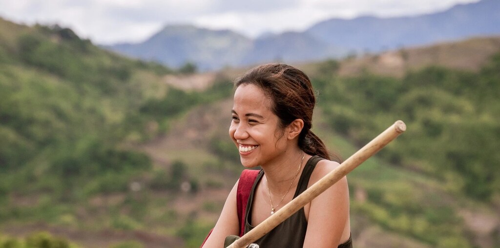 La activista Ann Dumaliang en el centro de la foto en un paisaje de montaña de las Filipinas. Mover montañas ... Ann Dumaliang y los guardabosques se enfrentan a ataques mientras protegen las frágiles tierras altas de Manila.