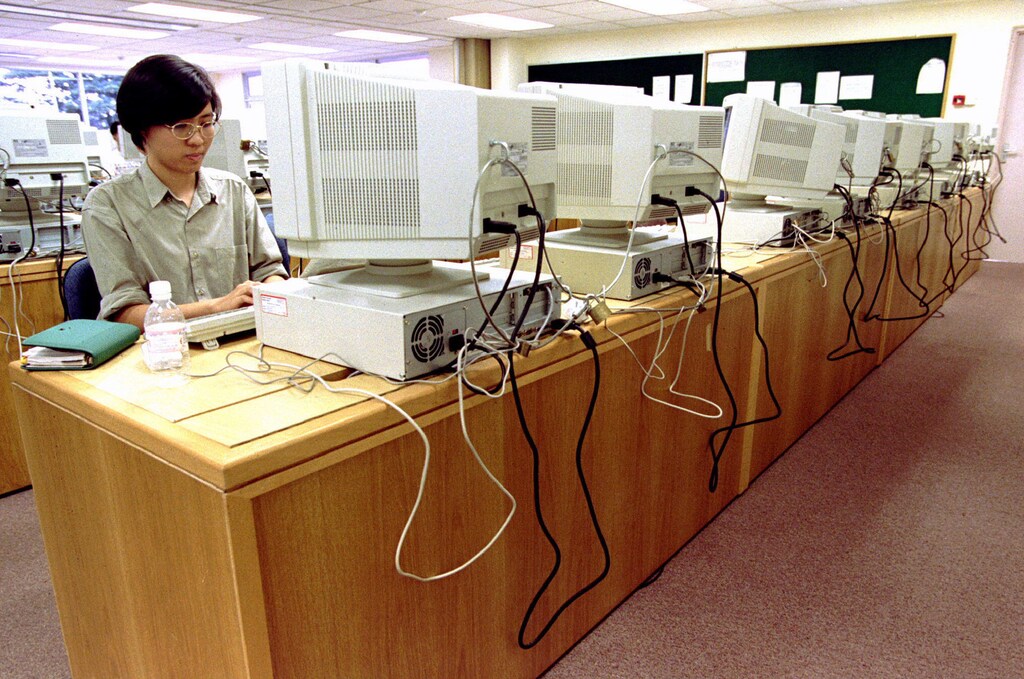 A National University of Singapore student browses through the Internet at a row of computers linked by cable to the network in one of the campus' computer labs. Internet access in Singapore has proliferated, with both institutional and private services available. Picture taken 29 MAY 95 - PBEAHUNBSFF