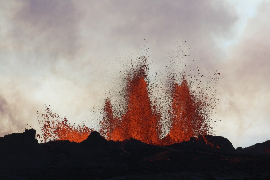 Lava fountains are pictured at the site of a fissure eruption near Iceland's Bardarbunga volcano September 2, 2014. A fissure eruption near Iceland's Bardarbunga volcano was still spouting lava on Monday but no ash, a day after an eruption that briefly caused the country to raise its ash alert level for aviation to its highest level. Iceland's largest volcanic system - 190 km long and up to 25 km wide (118 miles by 15.5 miles) - has been hit by thousands of earthquakes over the last two weeks, putting scientists have been on high alert. REUTERS/Armann Hoskuldsson (ICELAND - Tags: ENVIRONMENT DISASTER) - RTR44MH1