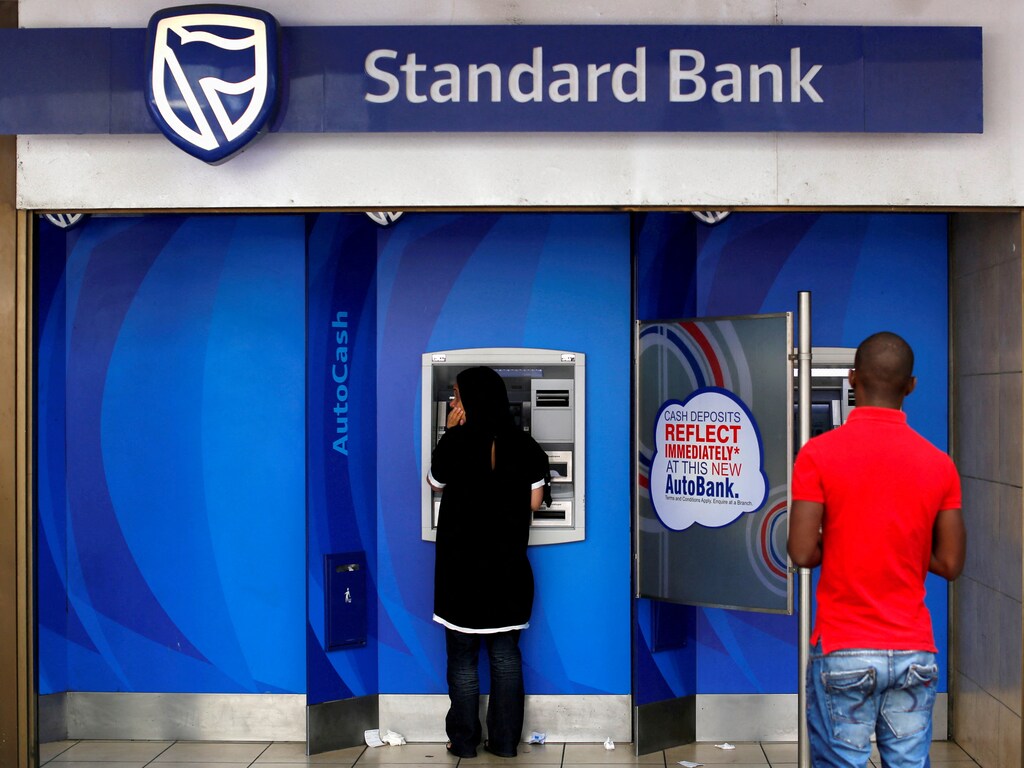 Customers at an ATM at a branch of South Africa's Standard Bank in Cape Town, 15 March 2016.