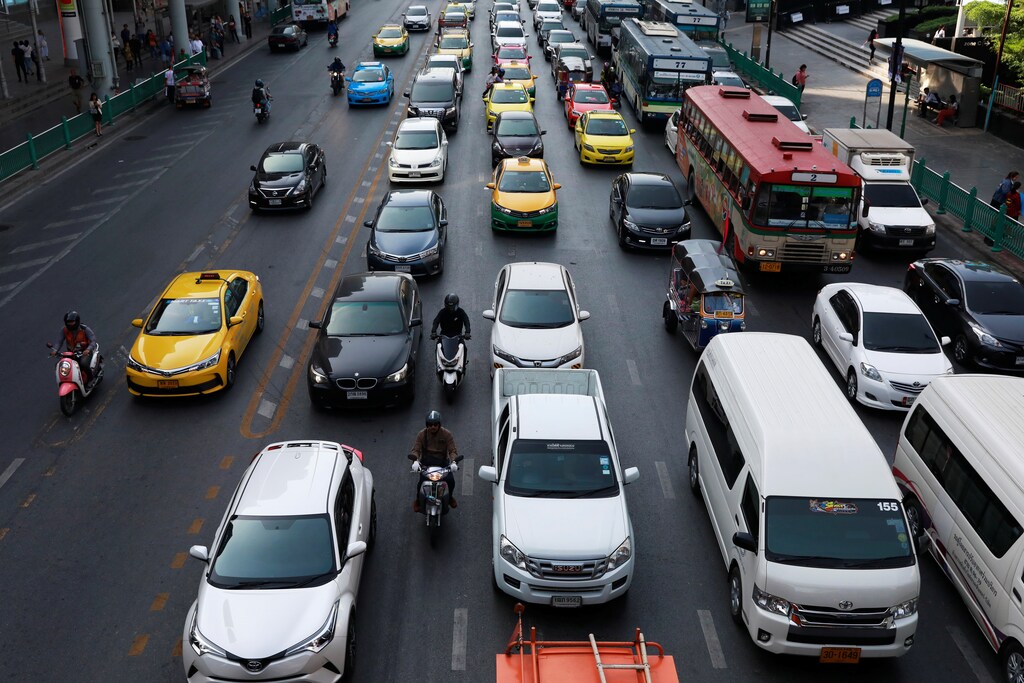 Vehicles are seen stuck in traffic along a road in Bangkok, Thailand December 18, 2018. REUTERS/Soe Zeya Tun - RC1764C3F810