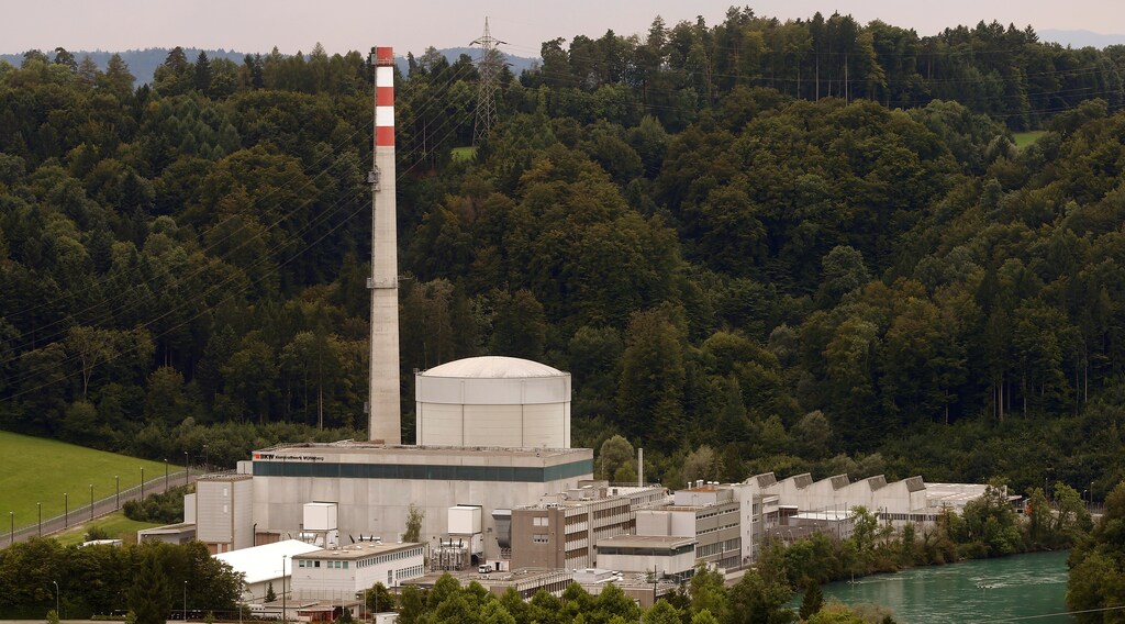 Swiss energy company BKW's Muehleberg nuclear power plant and the Aare river are seen in Muehleberg near Bern, Switzerland, August 15, 2017. REUTERS/Arnd Wiegmann - RC146D919F70