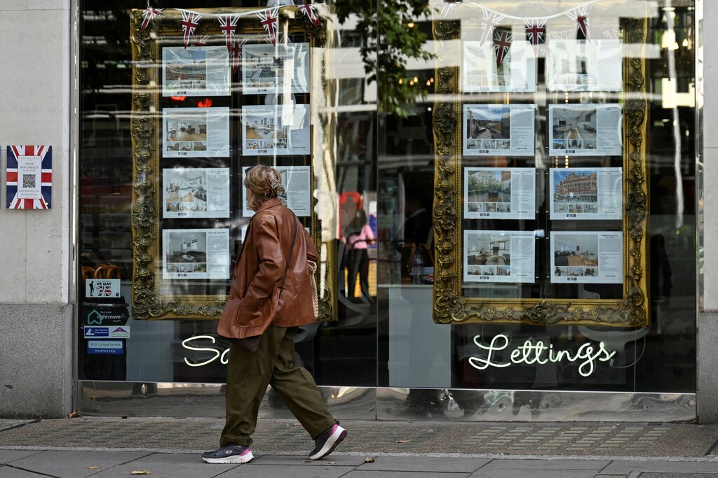 Una mujer observa los anuncios inmobiliarios expuestos en una agencia inmobiliaria en Kensington, Londres, Reino Unido, el 17 de septiembre de 2024.