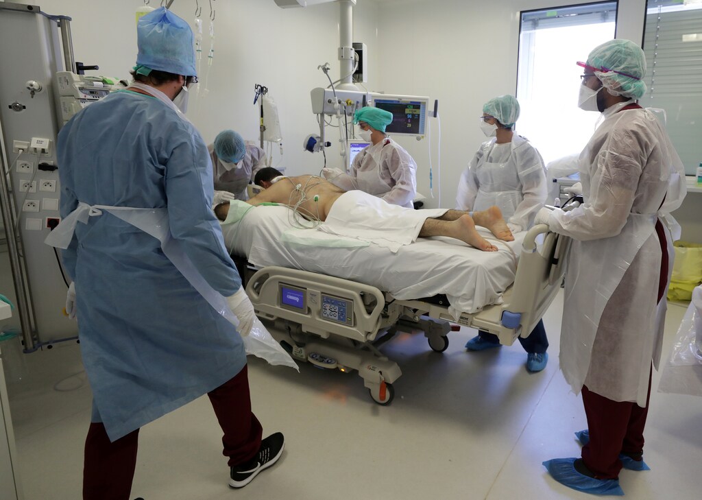 Members of the medical staff, wearing protective suits and face masks, treat a patient suffering from the coronavirus disease (COVID-19) in the Intensive Care Unit (ICU) at the Hopital Europeen hospital in Marseille, France, September 8, 2020. REUTERS/Eric Gaillard - RC2FUI9SCEHI