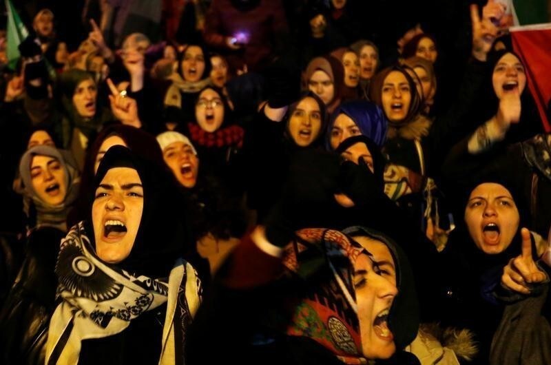 Demonstrators shout slogans during a protest against Iran's role in Aleppo, in front of the Iranian Consulate in Istanbul, Turkey, late December 14, 2016. REUTERS/Murad Sezer - RC1E85AF6BA0