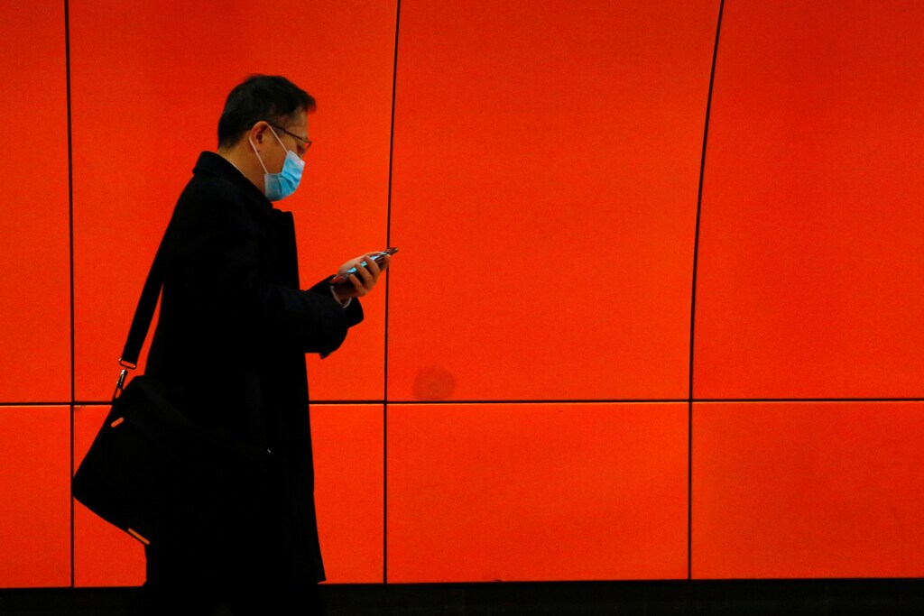 A man wears protective mask following the outbreak of a new coronavirus, during their morning commute in a station, in Hong Kong, China February 10, 2020. REUTERS/Tyrone Siu - RC2EXE9JPEXU