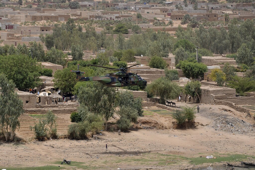French President Emmanuel Macron's helicopter flies over Gao as he visits French troops in Africa's Sahel region in Gao, northern Mali, 19 May 2017. REUTERS/Christophe Petit Tesson/Pool - RTX36M9T