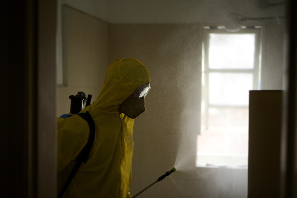 A worker fumigates an apartment amidst the outbreak of the coronavirus disease (COVID-19), in Guayaquil, Ecuador April 17, 2020. REUTERS/Vicente Gaibor del Pino - RC2Q6G9O3M1A