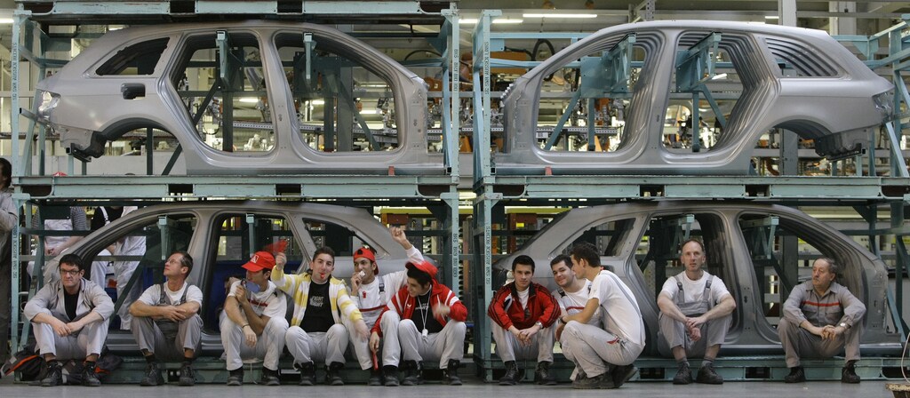 Members of a German industrial trade union take part in a warning strike at the Audi luxury car factory in Ingolstadt November 6, 2008. German industrial trade union IG Metall is seeking a rise of 8 percent, its biggest in 16 years, for the 3.6 million workers in the German engineering and metalworking industries. REUTERS/Michaela Rehle (GERMANY) - BM2E4B60ZZL01