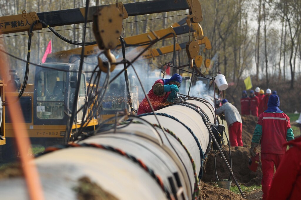 Workers lay pipelines for China National Petroleum Corp (CNPC)'s Shaanxi-Beijing natural gas pipeline network, ahead of Beijing's winter heating season, in Xianghe, Hebei province, China November 11, 2018. Picture taken November 11, 2018. Su Dan/CNS via REUTERS ATTENTION EDITORS - THIS IMAGE WAS PROVIDED BY A THIRD PARTY. CHINA OUT. - RC194CAE3F90