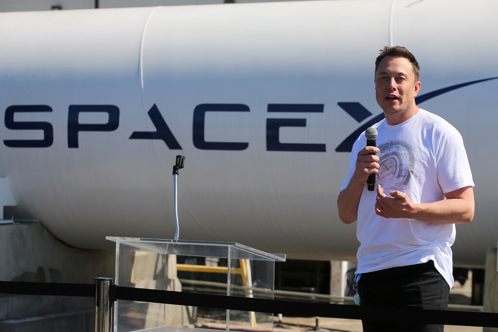 Elon Musk, founder, CEO and lead designer at SpaceX and co-founder of Tesla, speaks at the SpaceX Hyperloop Pod Competition II in Hawthorne, California, U.S., August 27, 2017. REUTERS/Mike Blake - RC1A6BE41BD0