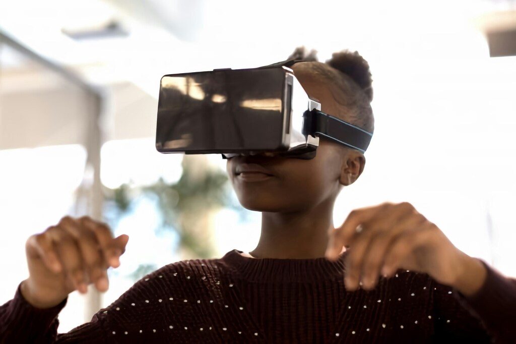 Una niña usando un visor de realidad virtual, lo que ilustra la necesidad de un diseño centrado en las personas