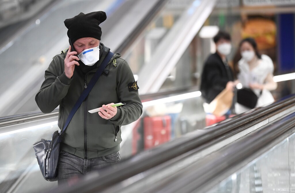 People wearing face masks are seen at the central railway station, after a coronavirus outbreak, in Milan, Italy February 24, 2020. REUTERS/Flavio Lo Scalzo - RC2Z6F9QPLJS