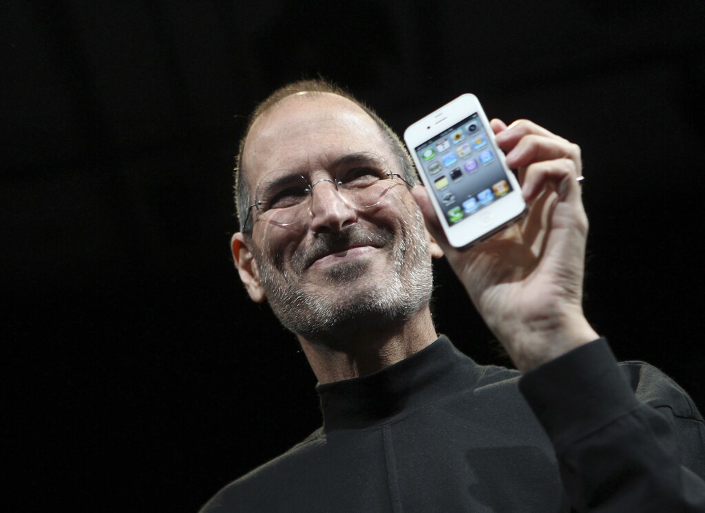 Apple CEO Steve Jobs poses with the new iPhone 4 during the Apple Worldwide Developers Conference in San Francisco, California June 7, 2010
