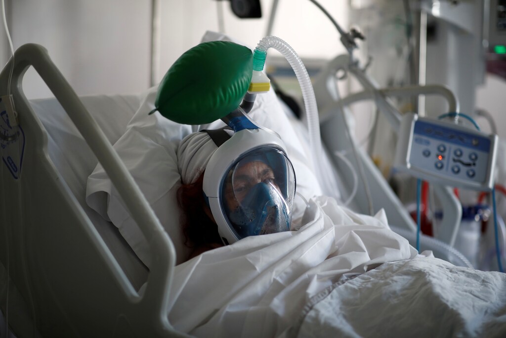 A patient suffering from coronavirus disease (COVID-19) wears a full-face Easybreath snorkelling mask given by sport chain Decathlon and turned into a ventilator for coronavirus treatment at the intensive care unit at Ambroise Pare clinic in Neuilly-sur-Seine near Paris, as the spread of the coronavirus disease continues in France, April 1, 2020. REUTERS/Benoit Tessier TPX IMAGES OF THE DAY - RC2PVF9G7LP2