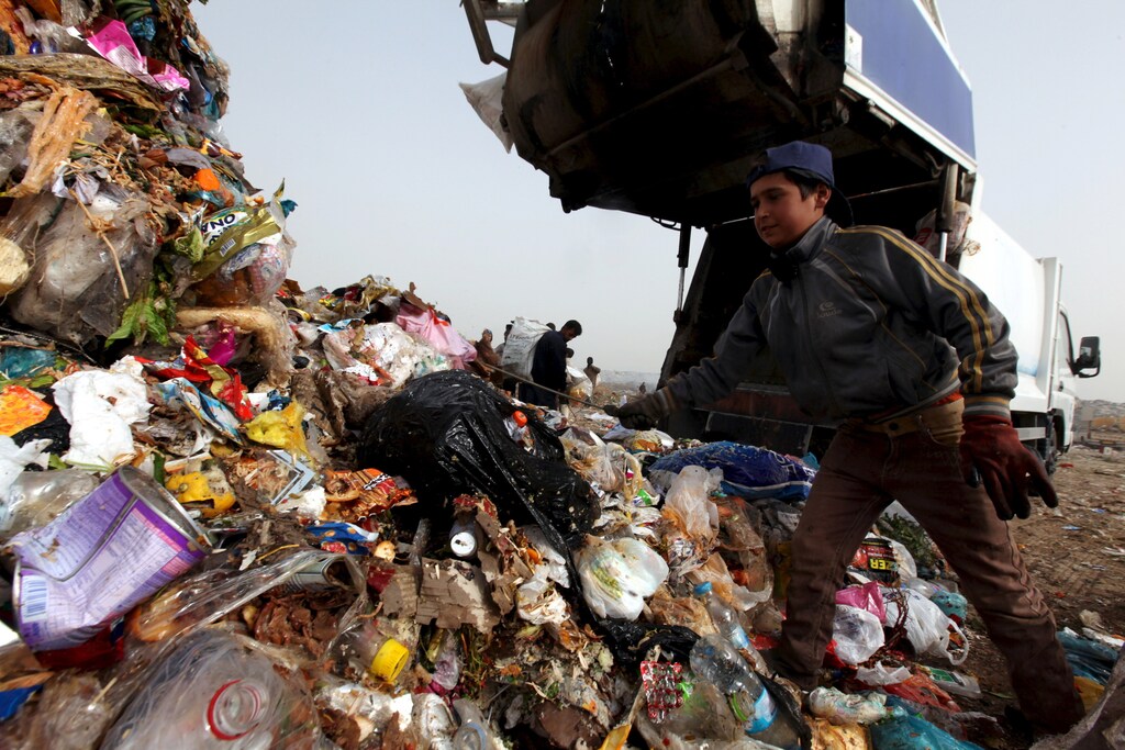 Garbage pickers collect recyclable materials at a garbage dump in Erbil, in Iraq's northern autonomous Kurdistan region, February 21, 2016. REUTERS/Azad Lashkari - RTX27XXX
