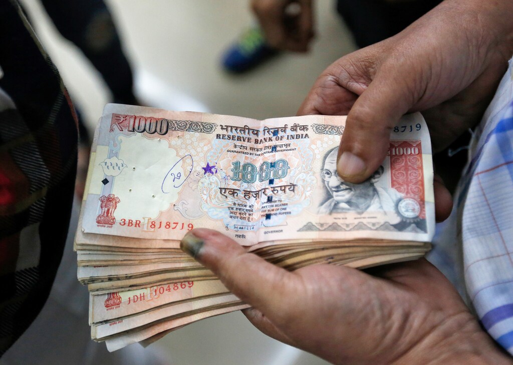A customer waits to deposit 1000 Indian rupee banknotes in a cash deposit machine at bank in Mumbai, India, November 8, 2016. REUTERS/Danish Siddiqui - RTX2SK0T